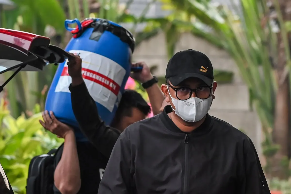 Bupati Klaten Hamenang Wajar Ismoyo (kanan) yang terjaring dalam operasi tangkap tangan (OTT) dan ember yang diduga untuk menyimpan hasil korupsi tiba di Gedung Merah Putih KPK, Jakarta, Jumat (16/10/2026). KPK lanjut memeriksa 9 orang dari Klaten, Jawa Tengah dan 1 orang dari Jakarta pada Operasi Tangkap Tangan (OTT) terkait dugaan korupsi di lingkungan Pemkab Klaten dengan barang bukti sekitar Rp1,9 miliar.