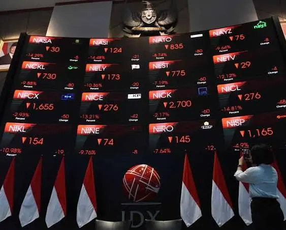Wartawan merekam layar pergerakan Indeks Harga Saham Gabungan (IHSG) di Bursa Efek Indonesia, Jakarta, Jumat (16/10/2026). IHSG pada pembukaan perdagangan sesi I Jumat (16/10) menyentuh level 5.393,92, turun 469,86 poin atau 8,01 persen dibandingkan penutupan perdagangan kemarin di level 5.863,78 dan langsung mengalami penghentian sementara perdagangan atau trading halt