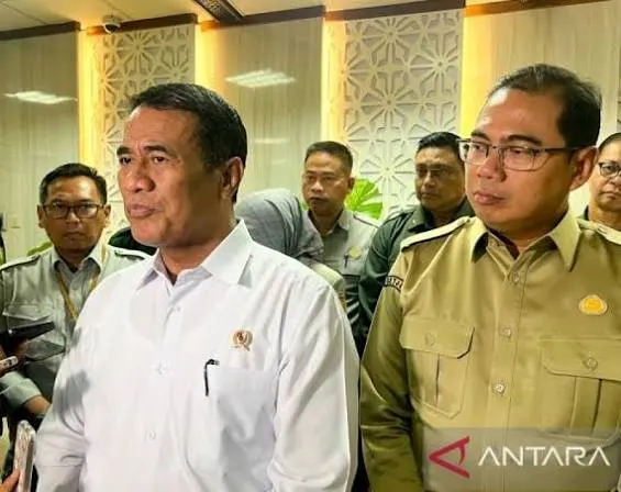 Menteri Pertanian Andi Amran Sulaiman (kiri), didampingi Wakil Menteri Pertanian (Wamentan) Alim Setiawan Slamet (kanan) memberikan keterangan kepada awak media di Jakarta, Senin (19/10/2026).