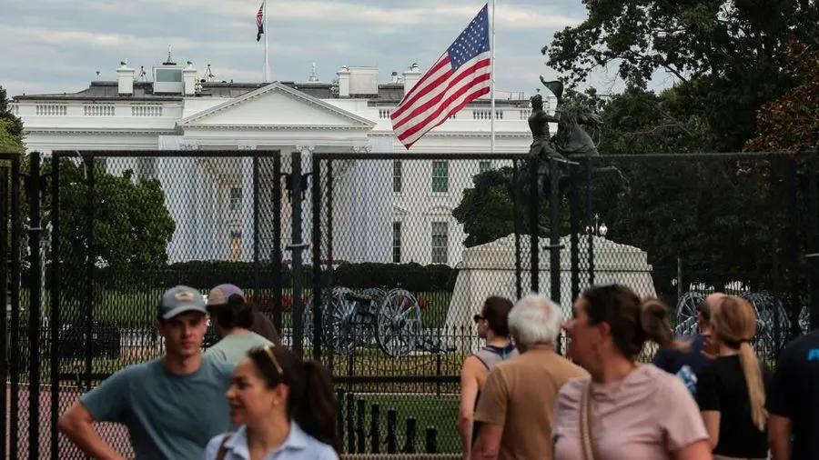 Bendera Amerika Serikat berkibar setengah tiang di depan Gedung Putih untuk mengenang Dolly Parton, setelah diumumkan bahwa ikon musik country tersebut meninggal dunia pada usia 80 tahun, di Washington, D.C., AS, 25 Agustus 2026.
