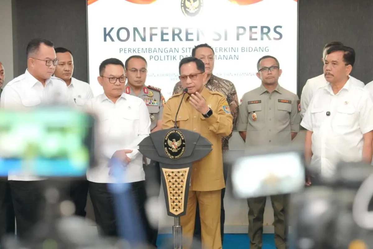 Menteri Dalam Negeri Muhammad Tito Karnavian menyampaikan keterangan kepada awak media seusai mengikuti rapat tingkat menteri terkait situasi terkini bidang politik dan keamanan di Jakarta, Senin (19/10/2026).