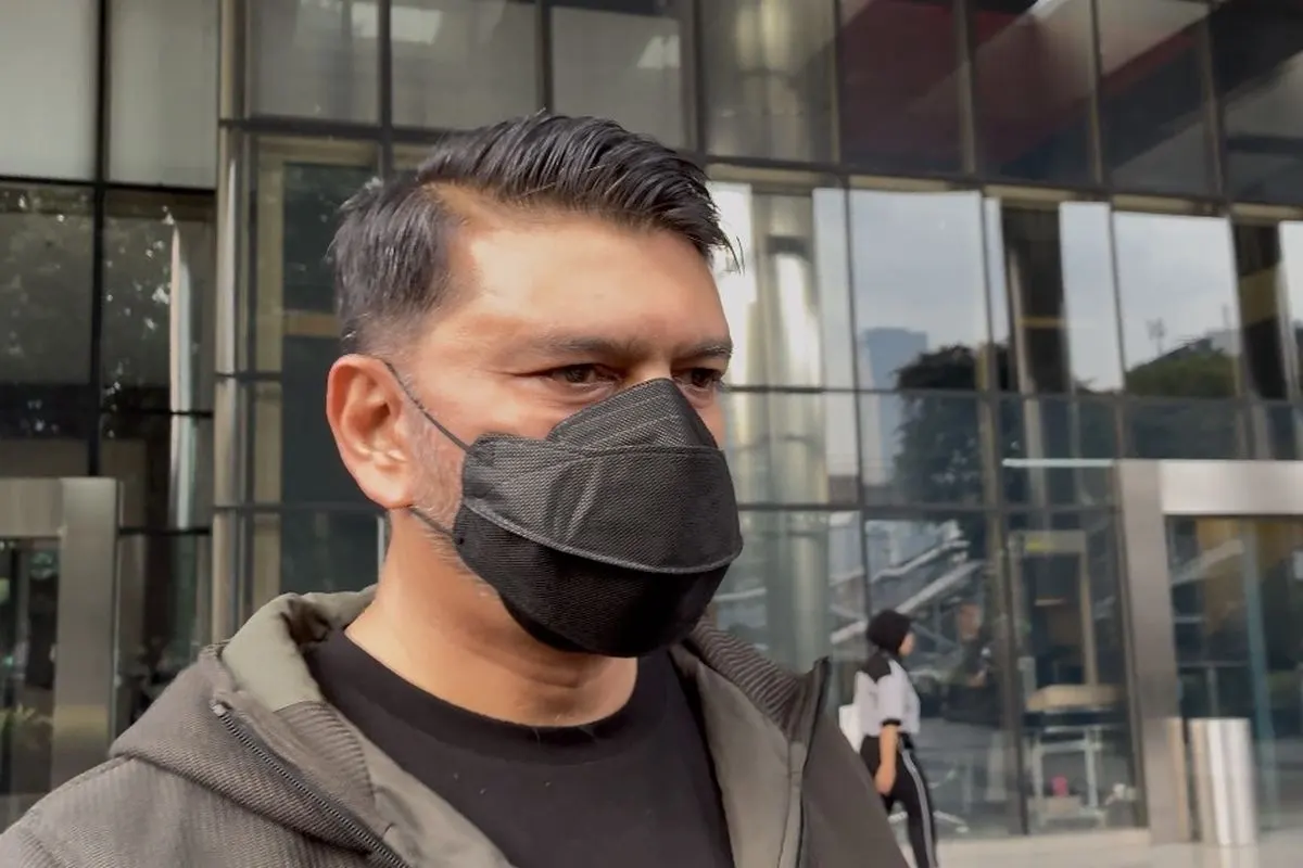 Suami Bupati Pekalongan nonaktif, Fadia Arafiq, Mukhtaruddin Ashraff Abu, bungkam usai menjalani pemeriksaan di Gedung Merah Putih, Komisi Pemberantasan Korupsi (KPK), Jakarta, pada Rabu (29/4/2026).